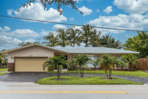 Purely Pompano, Pool, Water Front, Paddleboard, Beach, 5 Bedroom 3 Bath