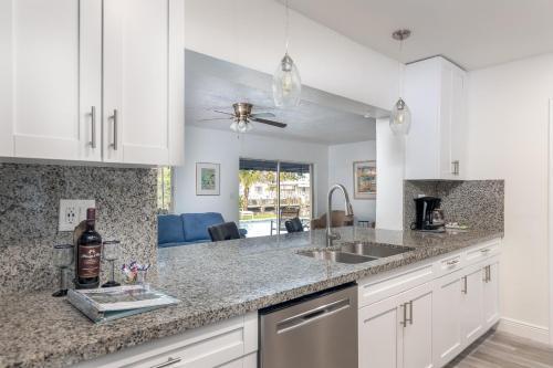 Purely Pompano, Pool, Water Front, Paddleboard, Beach, 5 Bedroom 3 Bath