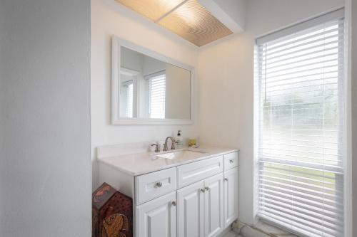Purely Pompano, Pool, Water Front, Paddleboard, Beach, 5 Bedroom 3 Bath