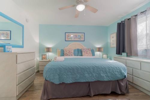 Gorgeous Nautical Condo Near Beach