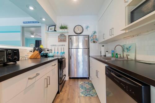 Gorgeous Nautical Condo Near Beach