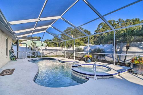 Sunny Seminole Gem With Screened Lanai And Pool!