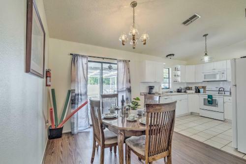 Sunny Spring Hill Hideout With Lanai And Pool!
