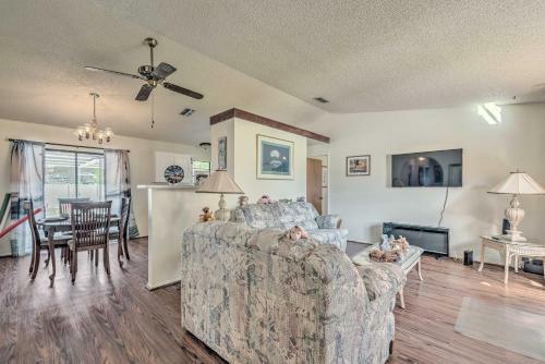 Sunny Spring Hill Hideout With Lanai And Pool!