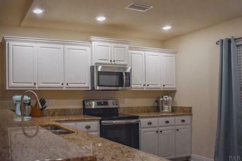 Perfect Location, Spacious Near Downtown/nas/beach