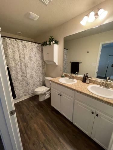 Perfect Location, Spacious Near Downtown/nas/beach
