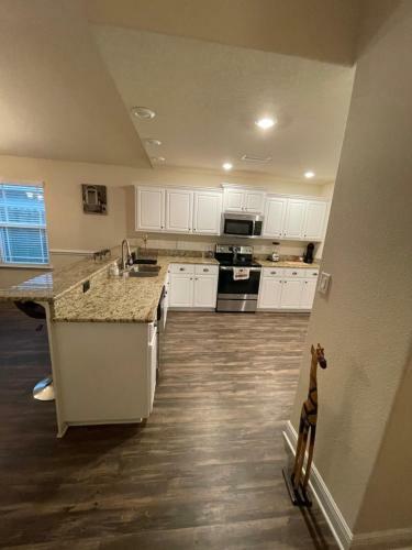 Perfect Location, Spacious Near Downtown/nas/beach