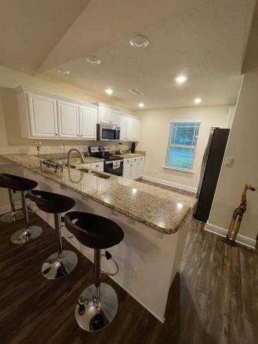 Perfect Location, Spacious Near Downtown/nas/beach