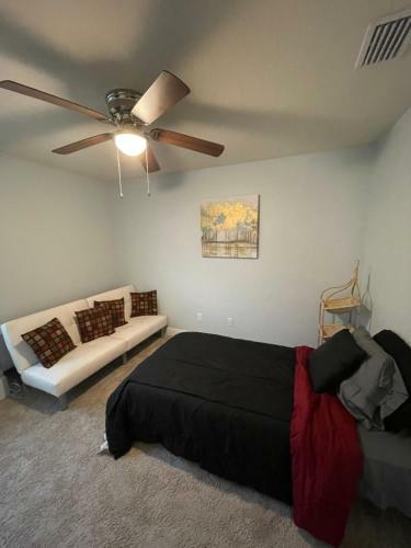 Perfect Location, Spacious Near Downtown/nas/beach