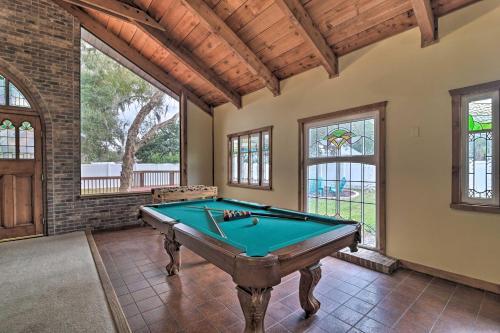 Grand Valrico Home With Deck, Fire Pit And Yard!