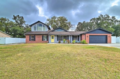 Grand Valrico Home With Deck, Fire Pit And Yard!