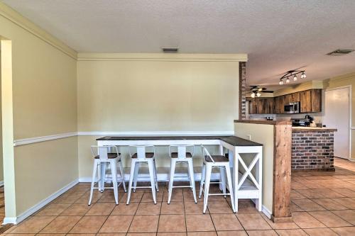 Grand Valrico Home With Deck, Fire Pit And Yard!
