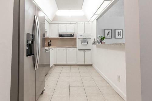 Modern Apartment At Sunny Isles Beach, W Pool