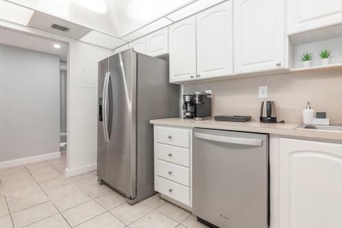 Modern Apartment At Sunny Isles Beach, W Pool