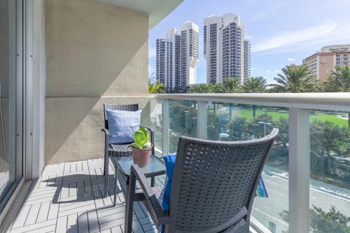 Modern Apartment At Sunny Isles Beach, W Pool