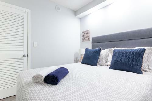Modern Apartment At Sunny Isles Beach, W Pool