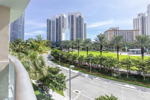 Modern Apartment At Sunny Isles Beach, W Pool