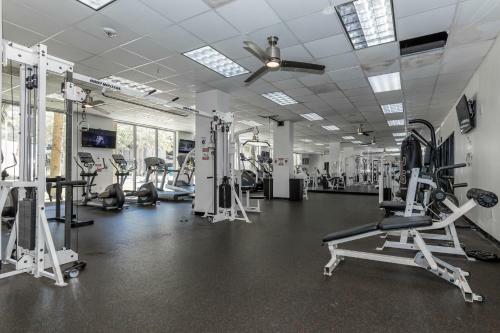 Modern Apartment At Sunny Isles Beach, W Pool