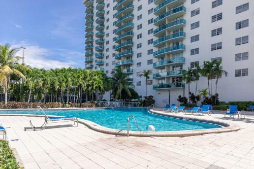 Modern Apartment At Sunny Isles Beach, W Pool
