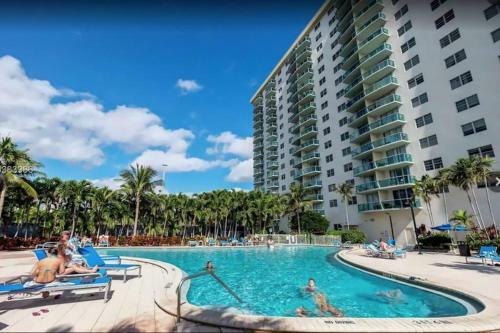 Beautiful Apartment Steps Away From The Beach