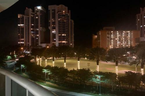 Beautiful Apartment Steps Away From The Beach