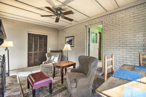 Acworth Retreat With Fireplace, Deck, 3 Acres!