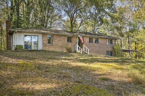Acworth Retreat With Fireplace, Deck, 3 Acres!