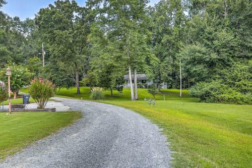 Tranquil Home - 1 Mile From Downtown Acworth!