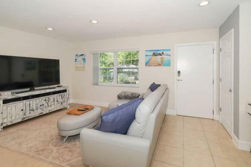 Lovely Cottage - Close To Siesta, Shops & Dining