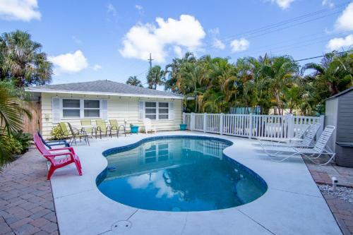Cozy Tropical Bungalow With Heated Pool