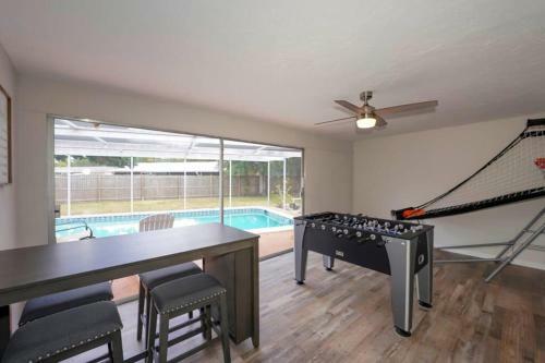 Pool Home - Close To Beaches, Food, Downtown!