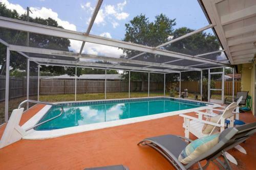 Pool Home - Close To Beaches, Food, Downtown!