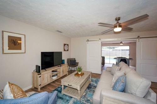 Pool Home - Close To Beaches, Food, Downtown!