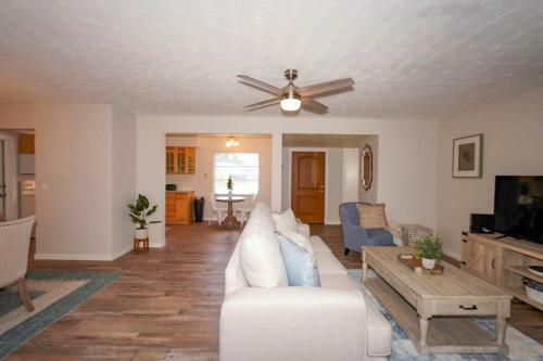 Pool Home - Close To Beaches, Food, Downtown!
