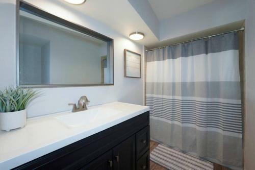 Pool Home - Close To Beaches, Food, Downtown!