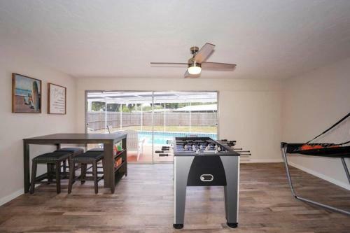 Pool Home - Close To Beaches, Food, Downtown!
