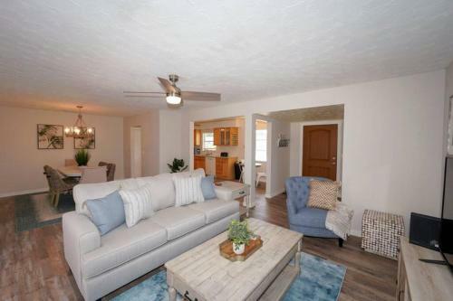 Pool Home - Close To Beaches, Food, Downtown!