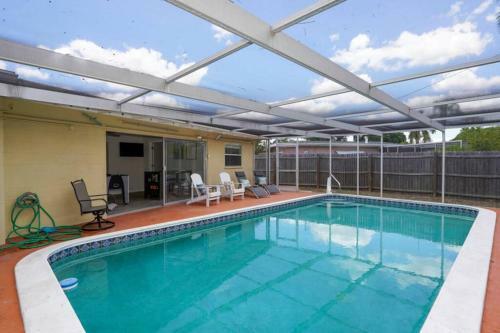 Pool Home - Close To Beaches, Food, Downtown!