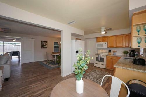Pool Home - Close To Beaches, Food, Downtown!