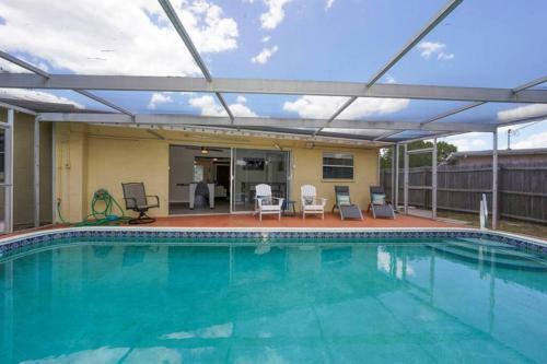 Pool Home - Close To Beaches, Food, Downtown!