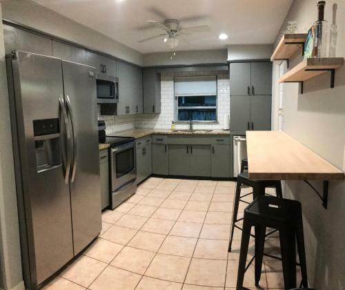 Boho Vibe 3b/2b Centrally Located Alta Vista Home