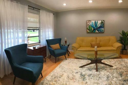 Boho Vibe 3b/2b Centrally Located Alta Vista Home