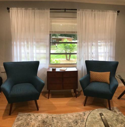 Boho Vibe 3b/2b Centrally Located Alta Vista Home