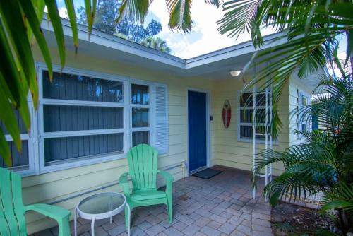 Cozy Tropical Bungalow Duplex With Heated Pool