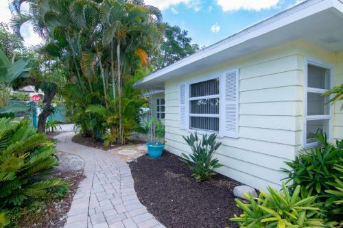 Cozy Tropical Bungalow Duplex With Heated Pool