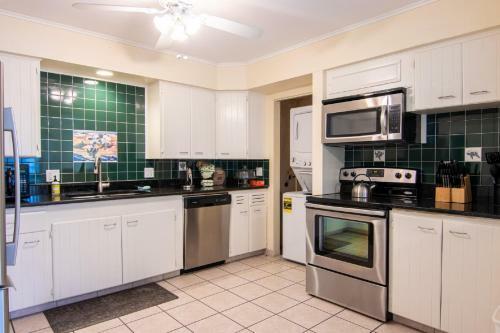 Cozy Tropical Bungalow Duplex With Heated Pool