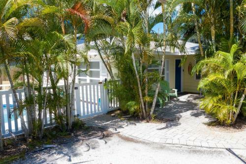 Cozy Tropical Bungalow Duplex With Heated Pool