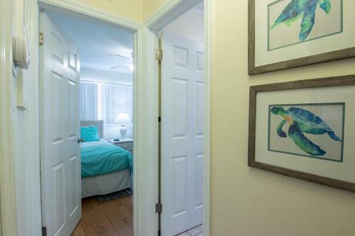 Cozy Tropical Bungalow Duplex With Heated Pool