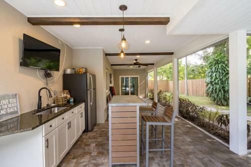 Spacious Vacation Rental In Sarasota / Private Pool / Game Room With Pool Table