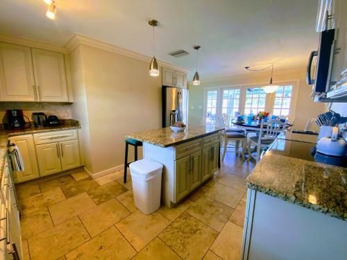 Coral Skies Over Siesta Key - Spacious One Level, Pet Friendly With A Pool!